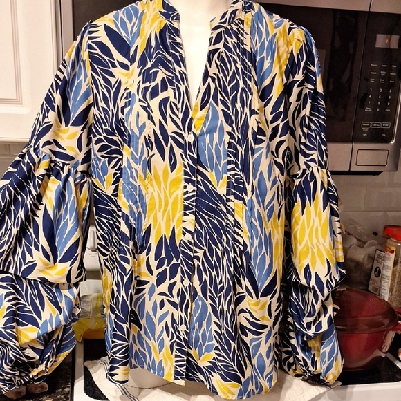e Womens MadRag Long Poofy Sleeve Button Plus Size Top 1X - Picture 1 of 4